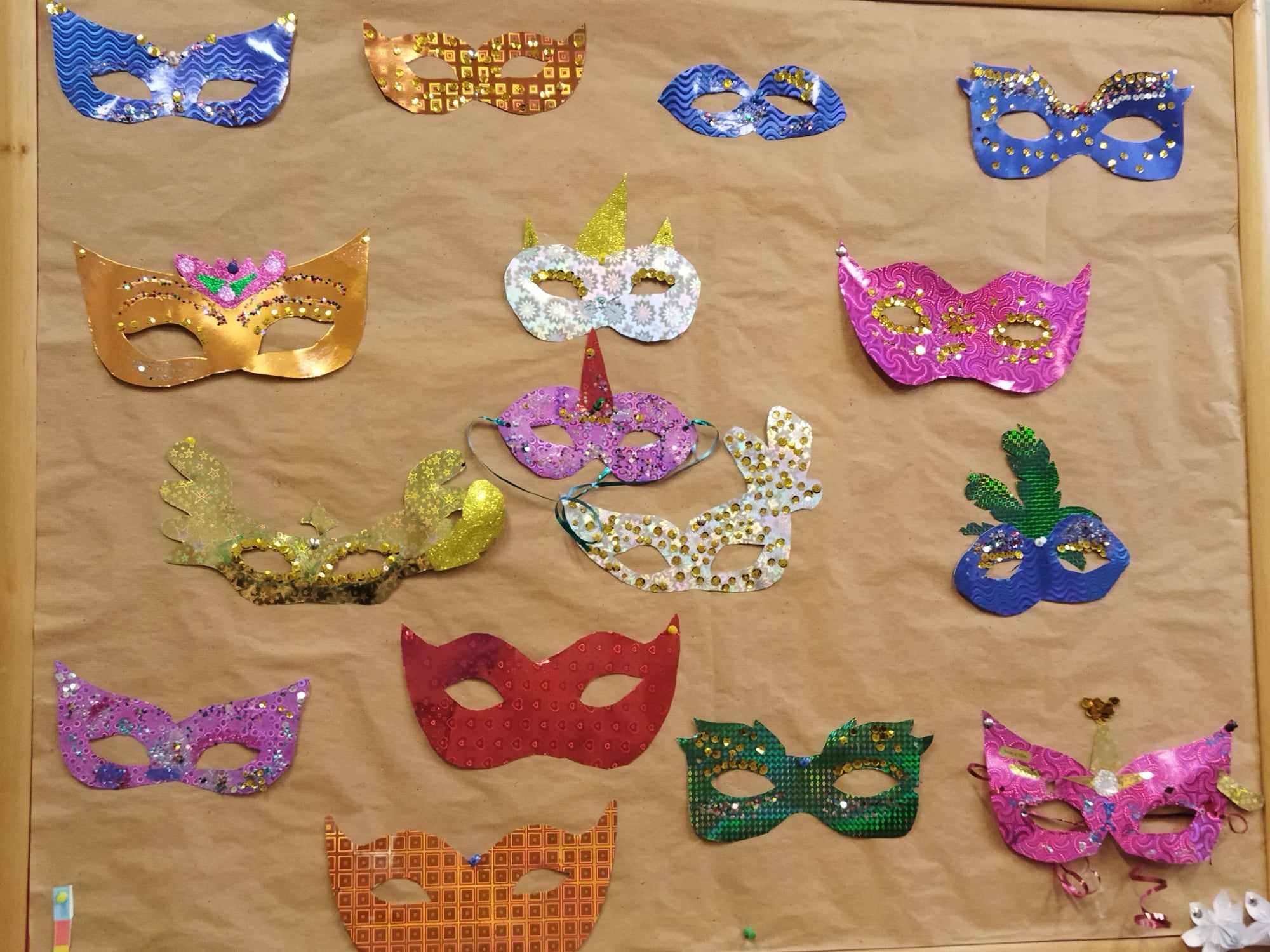 Maski karnawaowe w wietlicy szkolnej