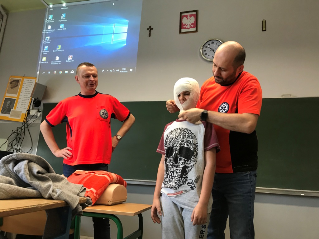 Spotkanie uczniw klasy IVa z ratownikami medycznymi