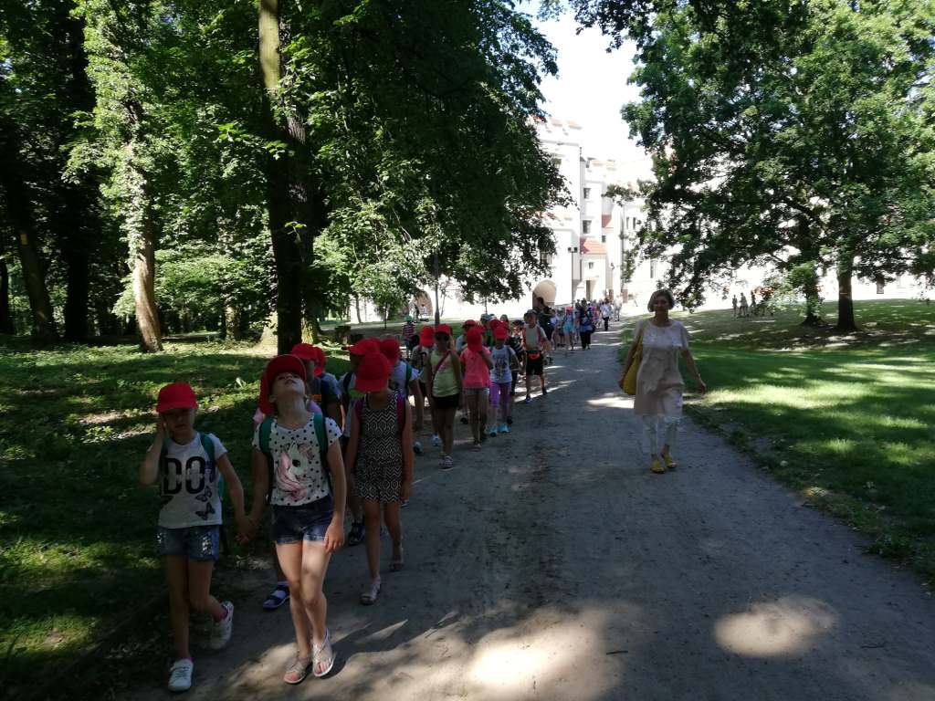 Wycieczka uczniw klas I - III do Parku Radoliskich i na Rynek w Jarocinie