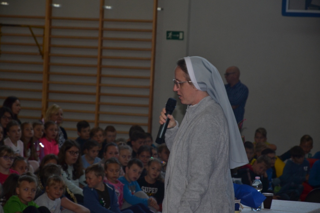 Spotkanie z siostr Dominik ze Zgromadzenia Sistr Zmartwychwstanek zorganizowane przez Szkolny Koo Caritasj