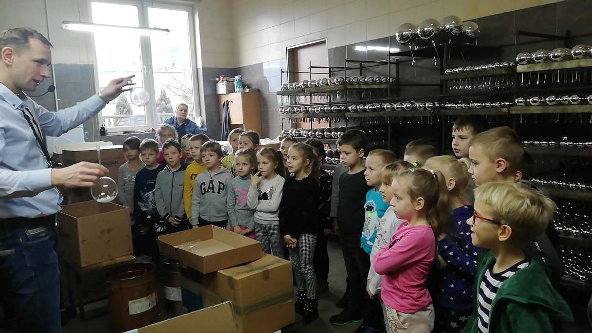 Wycieczka uczniw klas pierwszych do fabryki ozdb choinkowych