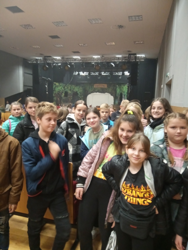 Uczniowie klasy 5b na spektaklu Legendy Sowian